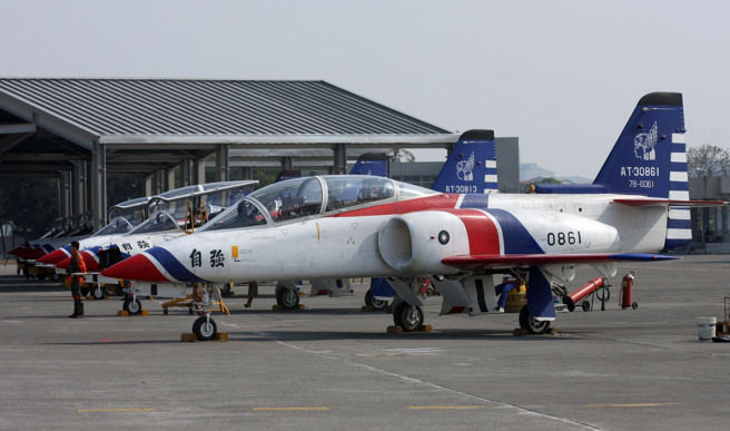 AT-3教練機31日失事，墜毀岡山，造成一名飛官殉職。圖為同機型資料畫面。（中時資料照）