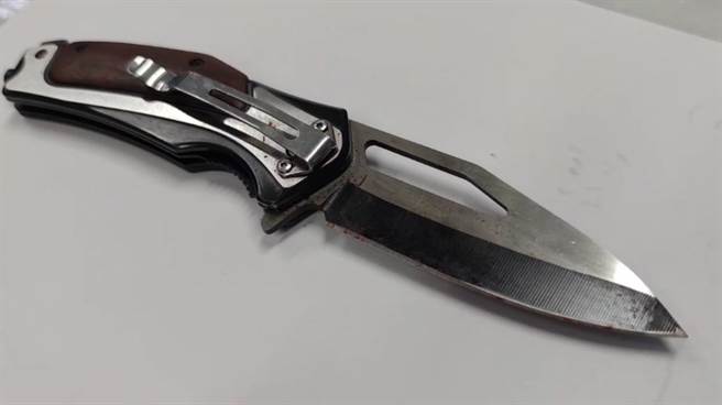 持刀用刀械，沾满血迹。（花莲警分局提供／王志伟花莲传真）