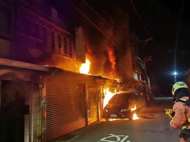 新竹市光華東街三層透天住宅，今凌晨3點發生火警，火勢延燒至車庫。（新竹市消防局提供／王惠慧新竹傳真）