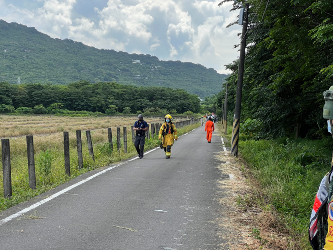 軍警在飛官徐大鈞失事現場200公尺處範圍拉起封鎖線採證，媒體不得進入。（林瑞益攝）


