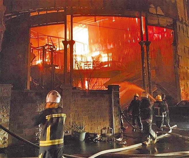 新屋大火6勇消殉职 保龄球馆业者二审判决出炉（本报资料照片）