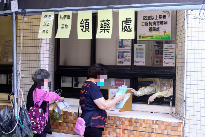 本土疫情正在疫情高原期，醫院外有長者正在領抗病毒口服藥。（鄧博仁攝）