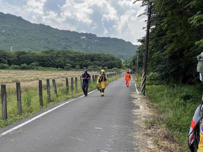 军警在飞官徐大钧失事现场200公尺处范围拉起封锁线採证，媒体不得进入。（林瑞益摄）