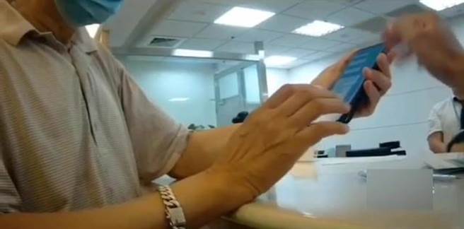 台中市一名民眾透過網路平台加入投資群組，群組，到銀行欲匯款25萬元到指定帳戶，銀行行員警覺有異報警攔阻，老翁才保住辛苦積蓄。（民眾提供／盧金足台中傳真）