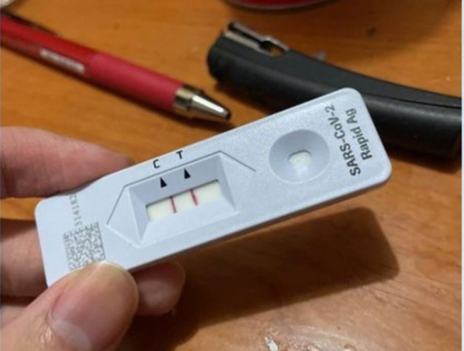 網友用紅筆在快篩試劑上多畫一條線。(圖/翻攝自Dcard)