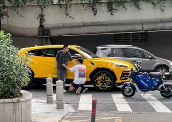 大陆一名男子撞到蓝宝坚尼立刻下跪求饶，结果车主心软不追究。(图/翻摄自微博)
