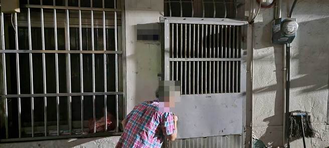 警方利用科技偵防系統查詢得知阿嬤住處，立即以巡邏車護送返家。（警方提供）