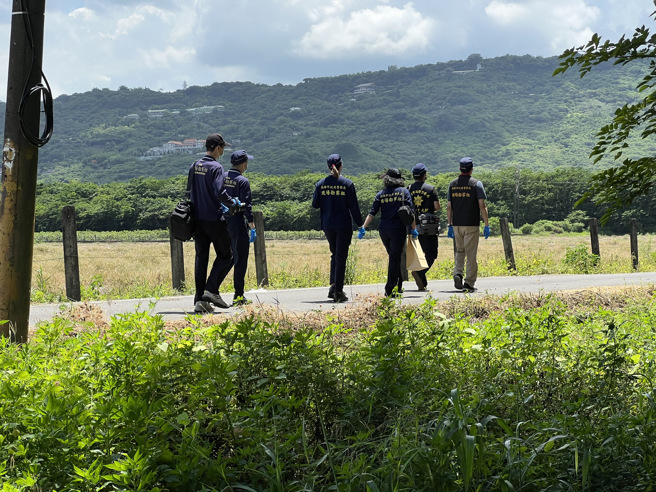 AT-3少尉飞官坠毁前疑曾弹跳殉职，座椅连同降降落伞掉在田中，警方鑑识人员也前往协助採证。(林瑞益摄)