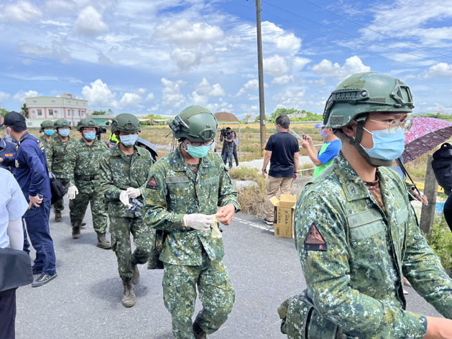 AT-3少尉飞官坠毁前疑曾弹跳殉职，座椅连同降降落伞掉在田中，军方派出大批官兵前往现场寻找其清理战机残骸。(林瑞益摄)