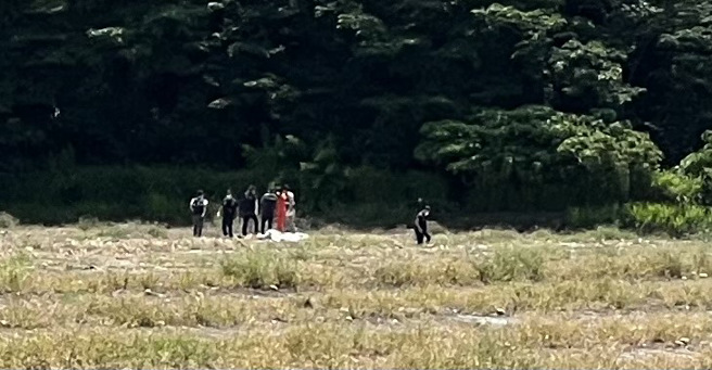 AT-3少尉飛官墜毀前疑曾彈跳殉職，座椅連同降降落傘掉在田中。(林瑞益攝)