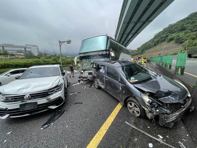 國道一號北上5.1公里處，發生國道客運及3輛自小客車事故，所幸僅有3人輕傷。（基隆市消防百福分隊提供／張志康基隆傳真）