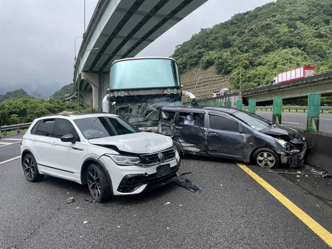 國道一號北上5.1公里處，發生國道客運及3輛自小客車事故，所幸僅有3人輕傷。（基隆市消防百福分隊提供／張志康基隆傳真）