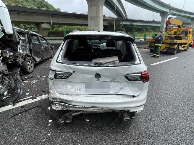 國道一號北上5.1公里處，發生國道客運及3輛自小客車事故，所幸僅有3人輕傷。（基隆市消防百福分隊提供／張志康基隆傳真）