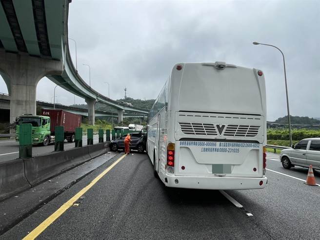 國道一號北上5.1公里處，發生國道客運及3輛自小客車事故，所幸僅有3人輕傷。（基隆市消防百福分隊提供／張志康基隆傳真）