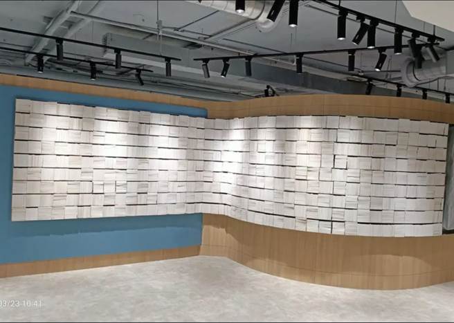 弘光科大图书馆改造，2楼有一面特殊墙面，使用近4000本书籍堆砌而成。（陈淑娥摄）