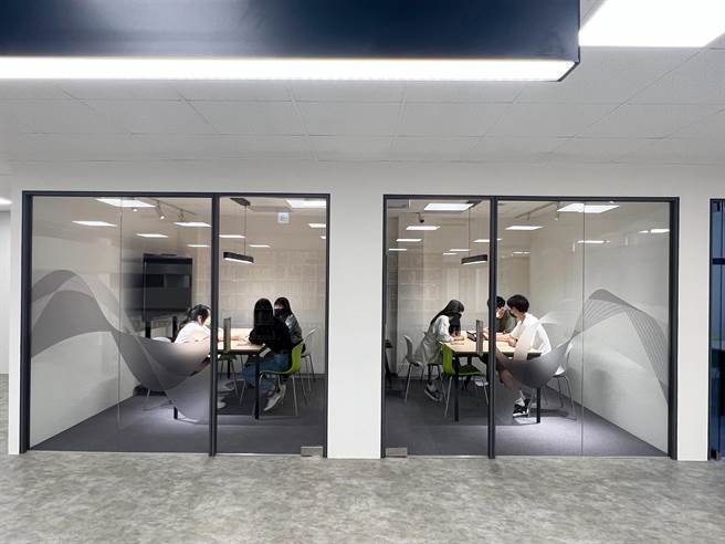 弘光科大图书馆改造，规划独立空间的讨论区。（陈淑娥摄）