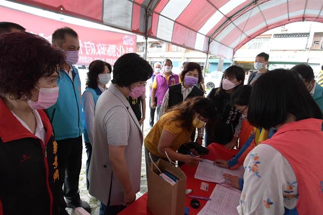 彰化縣長王惠美31日一早就到埔鹽鄉公所前廣場視察快篩試劑發放，埔鹽鄉長許文萍也陪同，王惠美說，預計將發放30萬3530支，共設37個領取點，但若是行動不便、獨居長輩、遊民等，將會透過社工、里幹事等人專人親送。(吳建輝攝)