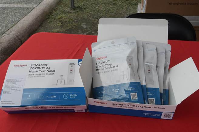 國內疫情持續升溫，彰化縣從今天起開始發放首批快篩試劑，給低收、中低收等弱勢朋友，美人5支快篩試劑。(吳建輝攝)