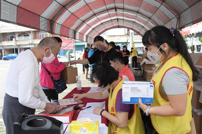 社會處表示，全縣共設立37個快篩試劑發放站，依村里分時段發放，也體恤有些工作較晚民眾，因此將發放時間延至晚間7點，方便民眾領取，讓民眾能夠在最快速的時間領取快篩試劑。(吳建輝攝)