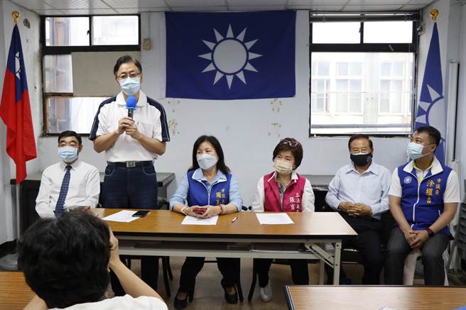 在地议员李家兴（左1）、周玉琴（左3）、立委张育美（左4）、涂权吉（左6）也到场支持。（蔡明亘摄）