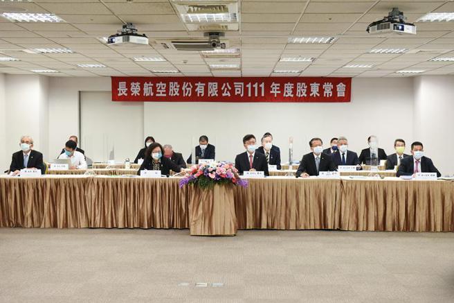 （长荣集团张荣发三子张国政（KC）今年出马徵求长荣航委托书，31日现身在长荣航股东会，不过仅有缴交徵求的委托书，未进场开股东会。图／王淑以）