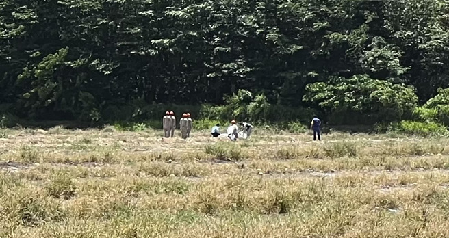 AT-3少尉飞官坠毁前疑曾弹跳，座椅连同降落伞掉在田中 。(林瑞益摄)