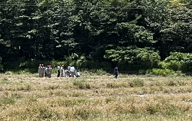 AT-3少尉飛官墜毀前疑曾彈跳，座椅連同降落傘掉在田中 。(林瑞益攝)