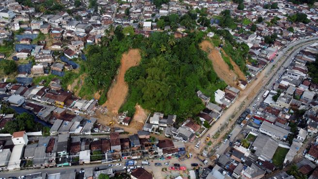 巴西东北部培南布可州首府雷西夫（Recife）都会区连日遭豪雨袭击，引发土石流，造成至少91人丧生，26人失踪，5000人流离失所。(图／路透社)