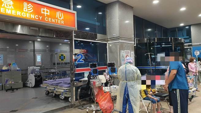 警員見孩童身體狀況極為不適，火速鳴放警笛替這名爸爸引導、開道，原本20分鐘的車程，7分鐘內火速護送女童抵達沙鹿區童綜合醫院救治。（民眾提供／盧金足台中傳真）