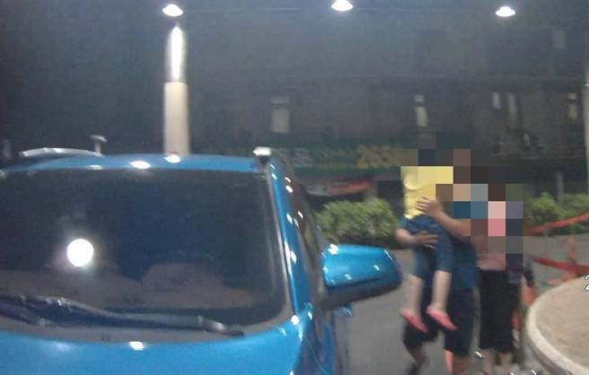 曾姓民默見女兒確診後出現高燒不退的情況，體溫更一度燒破41度，活動力變差，趕緊開著車子帶孩子前往醫院，卻因一路上很多紅綠燈，急如星火。（民眾提供／盧金足台中傳真）