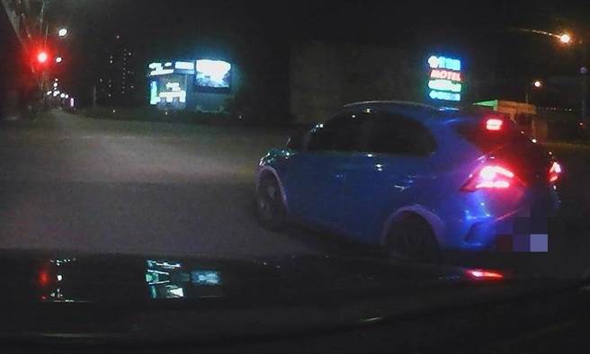 本來在路檢的員警，對民眾求助送確診女童送醫，馬上機警協助開道送醫。（民眾提供／盧金足台中傳真）