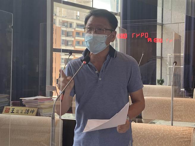 民進黨議員王立任表示，台中市疫苗施打量能一天可以到1萬多，市府為何不一開始就儘速施打。(林欣儀攝)