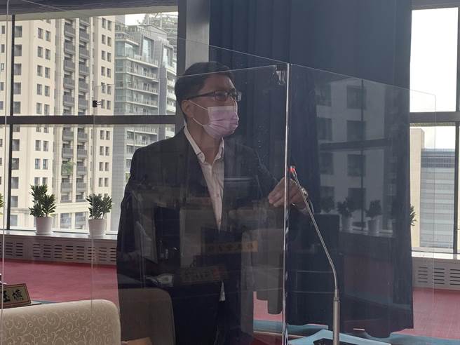 民進黨議員林德宇質疑，台中市兒童疫苗施打率較高雄低，批市府執行力不佳。(林欣儀攝)