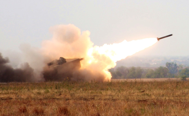 美國總統拜登30日表示不會給烏克蘭「能夠打擊俄羅斯境內」的火箭系統，隨後美國官員說並未排除援烏「多管火箭系統」，但不包括具備長程打擊能力的火箭。圖為美軍多管火箭系統（MLRS）。（圖／擷取自美國陸軍官網）