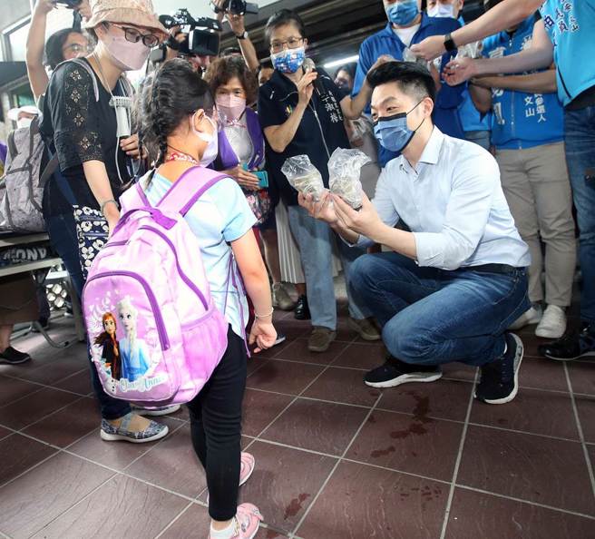 国民党台北市长参选人蒋万安（右）31日出席「大安区新龙里端午佳节活动」，并致赠粽子给社区居民。针对儿童疫苗政策失当，蒋万安痛批超前部署根本是谎言，呼吁政府赶快拿出具体办法，保护孩子的安全。（范扬光摄）