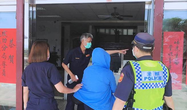 台東縣警察局成功分局將李女（中、著藍色外套者）依詐欺罪移送台東地檢。（成功分局提供／蔡旻妤台東傳真）