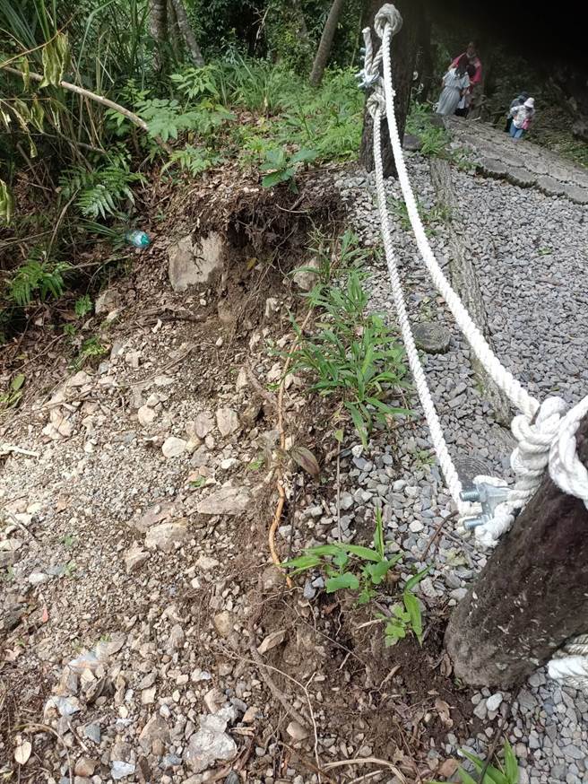 谷關捎來步道0.6k處路基流失約2公尺。（參山處提供）