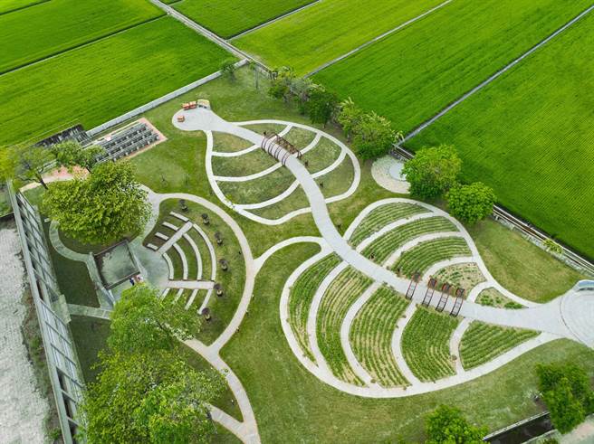 嘉義縣布袋鎮的正義國小廢校後廢棄，經水保局農村再生計畫與在地攜手合作，讓廢棄校園搖身一變成多功能場域，獲得2022建築園冶獎。（水保局提供／張亦惠嘉縣傳真）