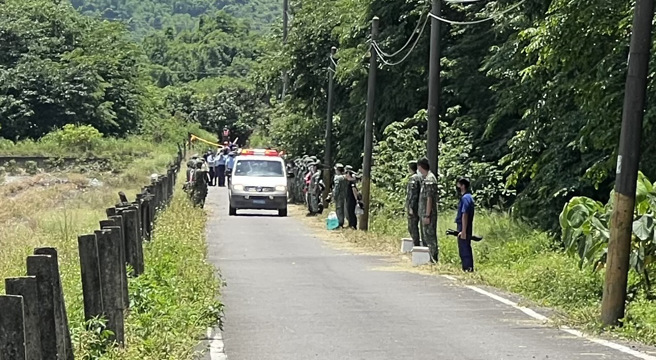 AT-3教练机飞官遗体送往殡仪馆，同袍列队敬礼泣不成声。(林瑞益摄)
