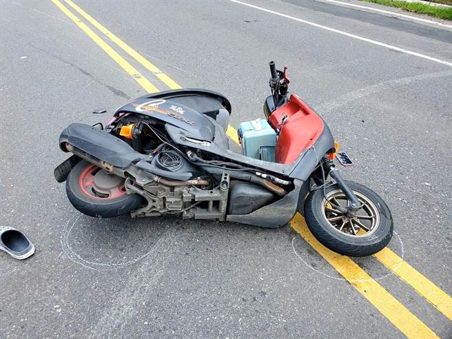 宜兰县三星路三段附近酿死亡车祸，22岁潘姓男子骑机车擦撞前方58岁游姓男子的机车，潘男翻滚数圈至对向车道，遭51岁廖男驾驶的银色宾士车辗爆头，经送医抢救后不治死亡。（宜兰县警察局三星分局提供／吴佩蓉宜兰传真）