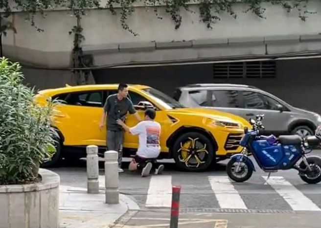  一名男子撞凹蓝宝坚尼，当场下跪求饶，获车主同意免赔偿，但事后却在网路发文炫耀称下次撞保时捷 。（图／翻摄自微博）