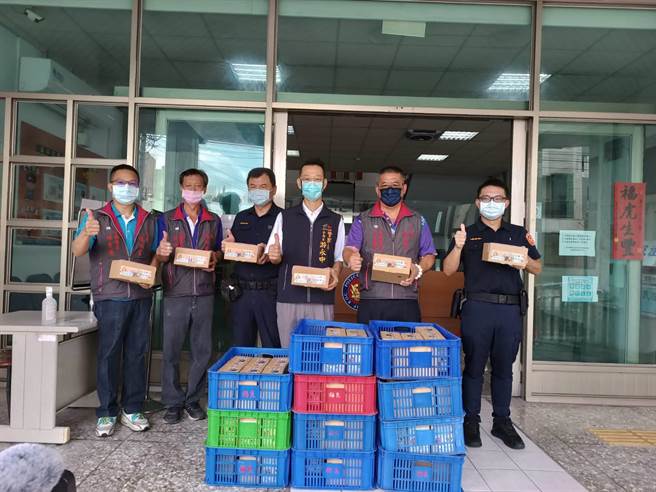 沙鹿德林宮今日前往清水分局致贈900顆粽子，為辛苦的員警加油打氣。（警方提供）