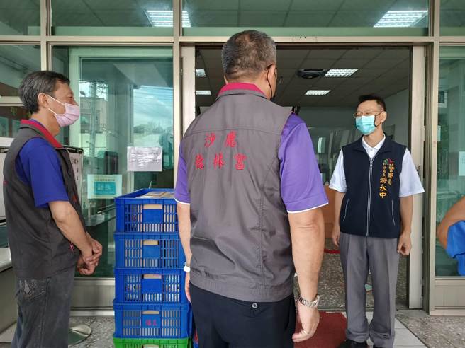 沙鹿德林宮今日前往清水分局致贈900顆粽子，為辛苦的員警加油打氣。（警方提供）