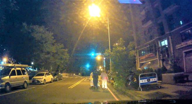 人民保母推了2公里平安護送徐阿嬤到派出所，同時聯繫上其家人來接回阿嬤。（民眾提供／盧金足台中傳真）