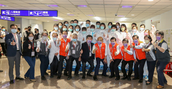 行政院長蘇貞昌31日前往桃園機場視察，感謝所有國人同胞在指揮中心規範、全體防疫通作人員的努力下，一階段、一階段，到這個進入正常生活的最後關鍵階段，希望大家繼續一起努力，蘇貞昌也宣布邊境防疫管制將放寬，自6月1日起機場入境將取消落地鼻咽採檢，僅維持唾液採篩。隨後也到D5R的臨時檢驗室，與採檢的醫護人員合影。（陳麒全攝）