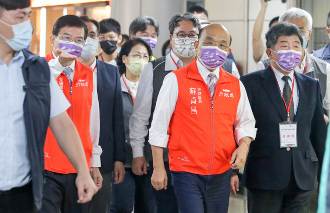 行政院長蘇貞昌31日前往桃園機場視察，感謝所有國人同胞在指揮中心規範、全體防疫通作人員的努力下，一階段、一階段，到這個進入正常生活的最後關鍵階段，希望大家繼續一起努力，蘇貞昌也宣布邊境防疫管制將放寬，自6月1日起機場入境將取消落地鼻咽採檢，僅維持唾液採篩。隨後也到D5R的臨時檢驗室，與採檢的醫護人員合影。（陳麒全攝）