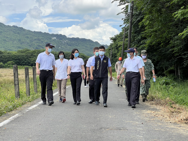 检察官与法医相验后离开现场，飞官遗体随后被送往殡仪馆。(林瑞益摄)