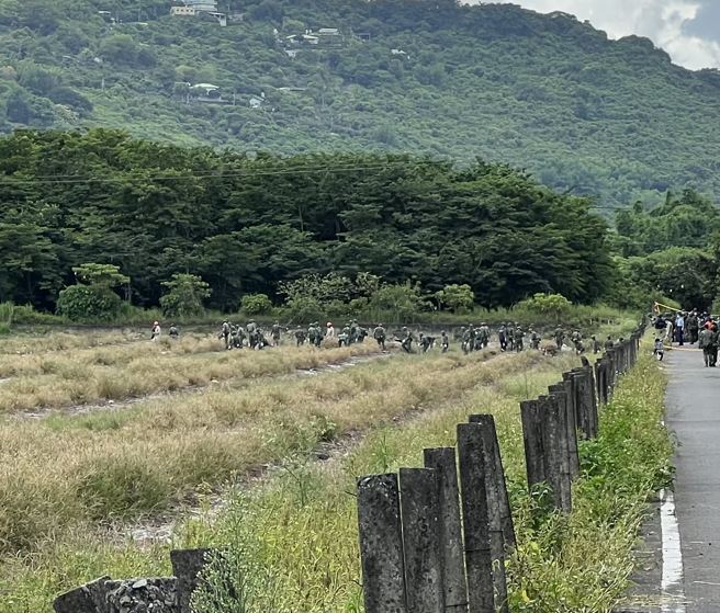教练机失事现场，大批官兵正在地毯式搜索残骸。(林瑞益摄)