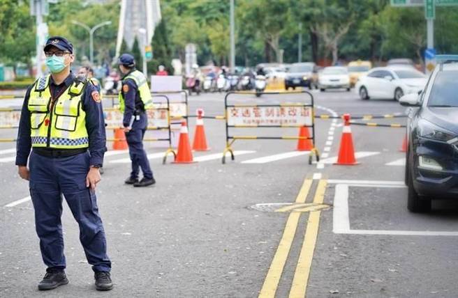 高雄市警局已規畫適當警力加強疏導重要交流道、市區要道及熱門景點周邊道路交通，維護連假期間交通順暢和安全。（翻攝照片／崔正綱高雄傳真）