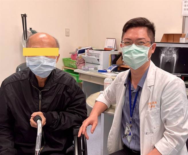 台中市大里仁愛醫院骨科醫師黃贊文（右）建議，除了手術治療以外，藥物治療骨質疏鬆症可減少骨質流失、增加骨質密度，並可以減低骨折的發生率。（大里仁愛醫院提供／盧金足台中傳真）